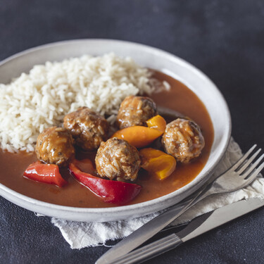 Rajská s paprikou a masovými kuličkami