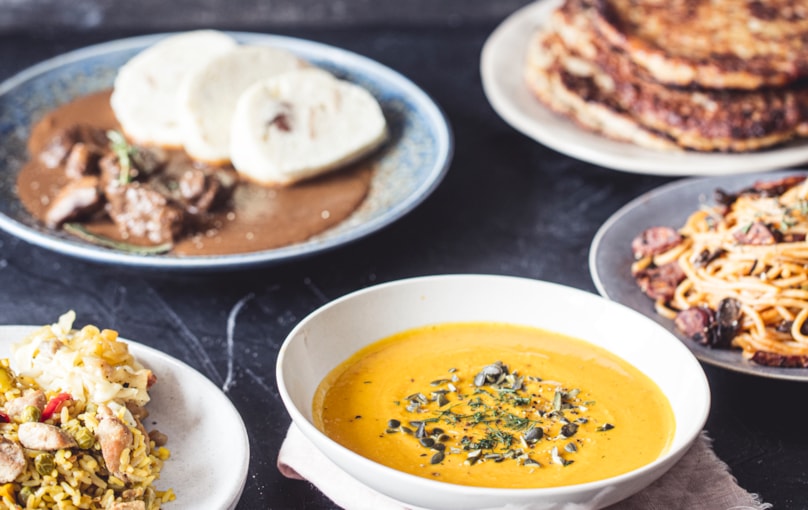 Rychly-obed-rychla-vecere-jidla-na-stole