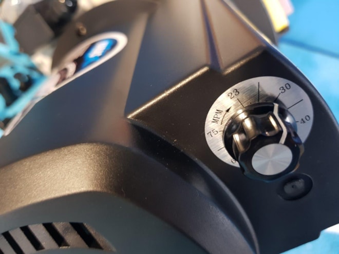 Regulace rychlosti pilového pásu na pile Pilana u Karase