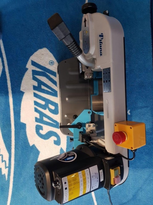 Pila na kov - pohled shora