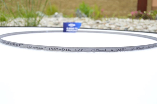 Starrett Intenss PRO-DIE - celý pás v zahradě