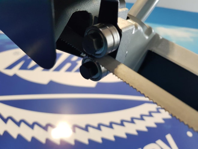 Vedení pilového pásu