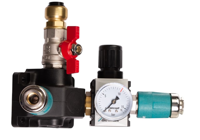 Rozdělovací krabice se 2 bezp. rychlospojkami, ventilem, regulátorem o 15 mm