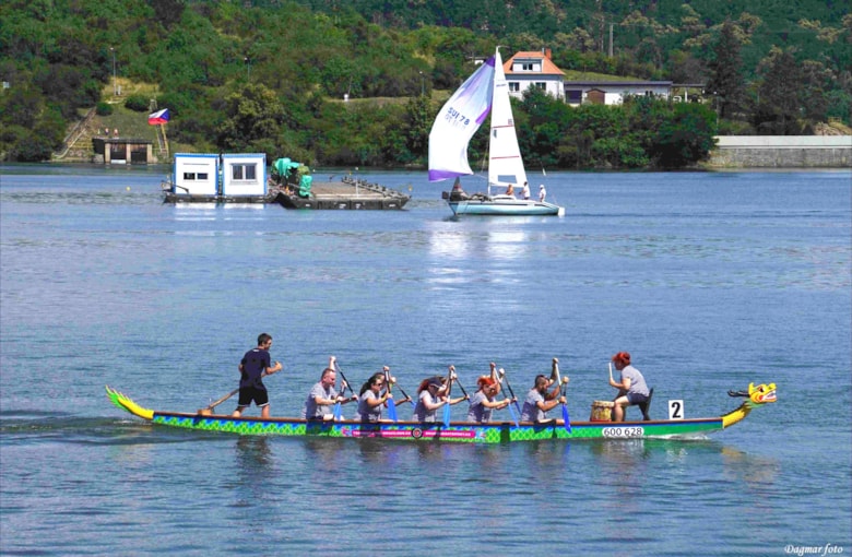 Charitativní závod MODRÝ HROCH NA DRAČÍ LODI 2022