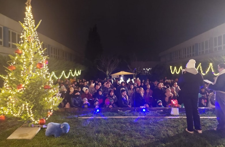 Rozsvícení vánočního stromku na ZŠ Labská
