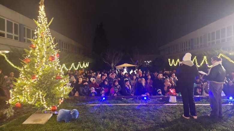 Rozsvícení vánočního stromku na ZŠ Labská