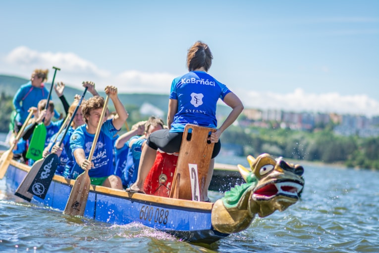Modrý hroch na dračí lodi 2026