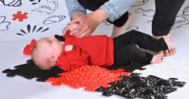 Kontrastní barvy pro vývoj miminka: Jak vybírat hračky a doplňky?