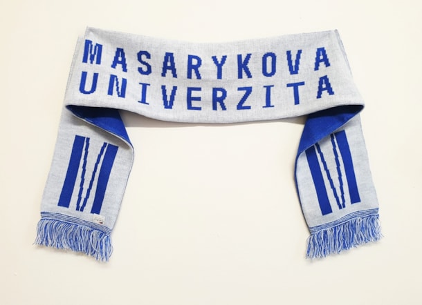 6-la%20b%C3%ADlo-modr%C3%A1%20web