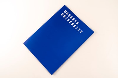 Sloha Masaryk University modrá
