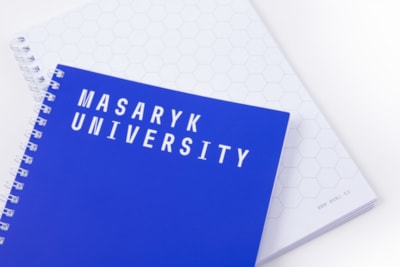 Blok Masaryk University A5 hexagony