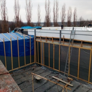 12_2021 Blíží se zima, pokračují práce na izolacích stropu depozitáře pro zelenou střechu.