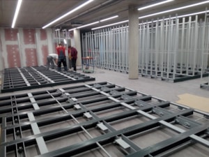 12_2022 Březen 2022 – v depozitáři pokračuje montáž posuvných regálů.
