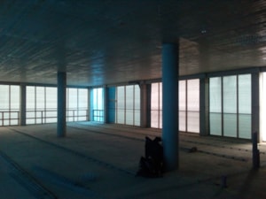 29_2021 Kolejnice pro posuvné regály v budoucím depozitáři.