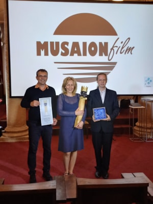 Ředitel Muzea Komenského v Přerově Radim Himmler na slavnostním předávání ocenění Musaionfilmu 2024 spolu s dalšími oceněnými Veronikou Hrbáčkovou, ředitelkou Muzea a galerie v Prostějově, a Zbyňkem Moravcem z Ostravského muzea.