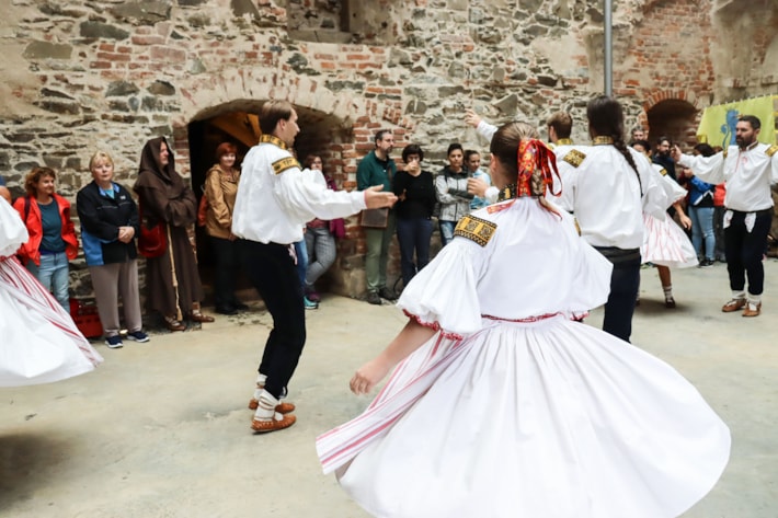 HELFŠTÝN OŽIJE VÍNEM A FOLKLÓREM