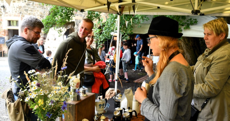 HELFŠTÝN O VÍKENDU PROVONÍ KÁVA A ROZEZNÍ HUDBA