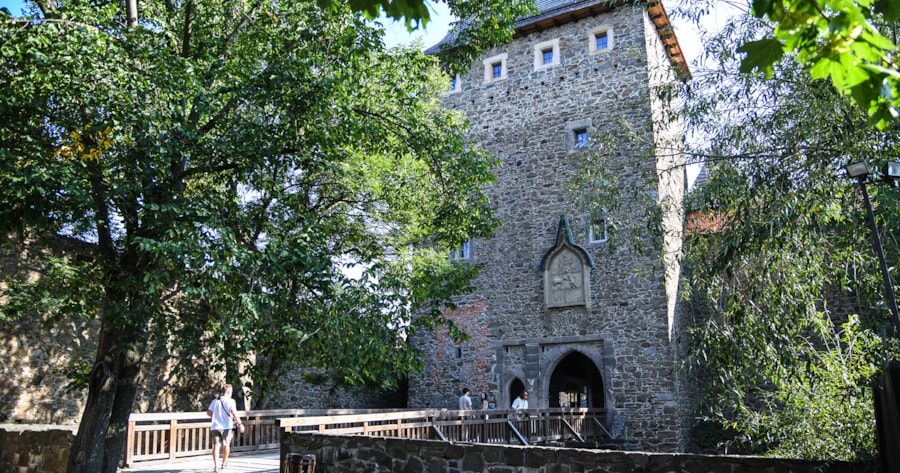 SEZONA JEŠTĚ NEKONČÍ. SPRÁVA HRADU ZVE V ZÁŘÍ NA DIVADELNÍ DEN, VSTUP ZDARMA ČI SRAZ HISTORICKÝCH VOZIDEL