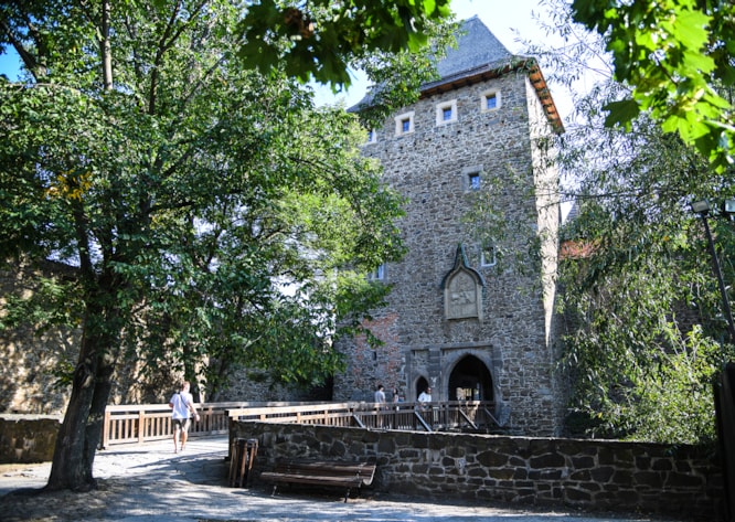 SEZONA JEŠTĚ NEKONČÍ. SPRÁVA HRADU ZVE V ZÁŘÍ NA DIVADELNÍ DEN, VSTUP ZDARMA ČI SRAZ HISTORICKÝCH VOZIDEL