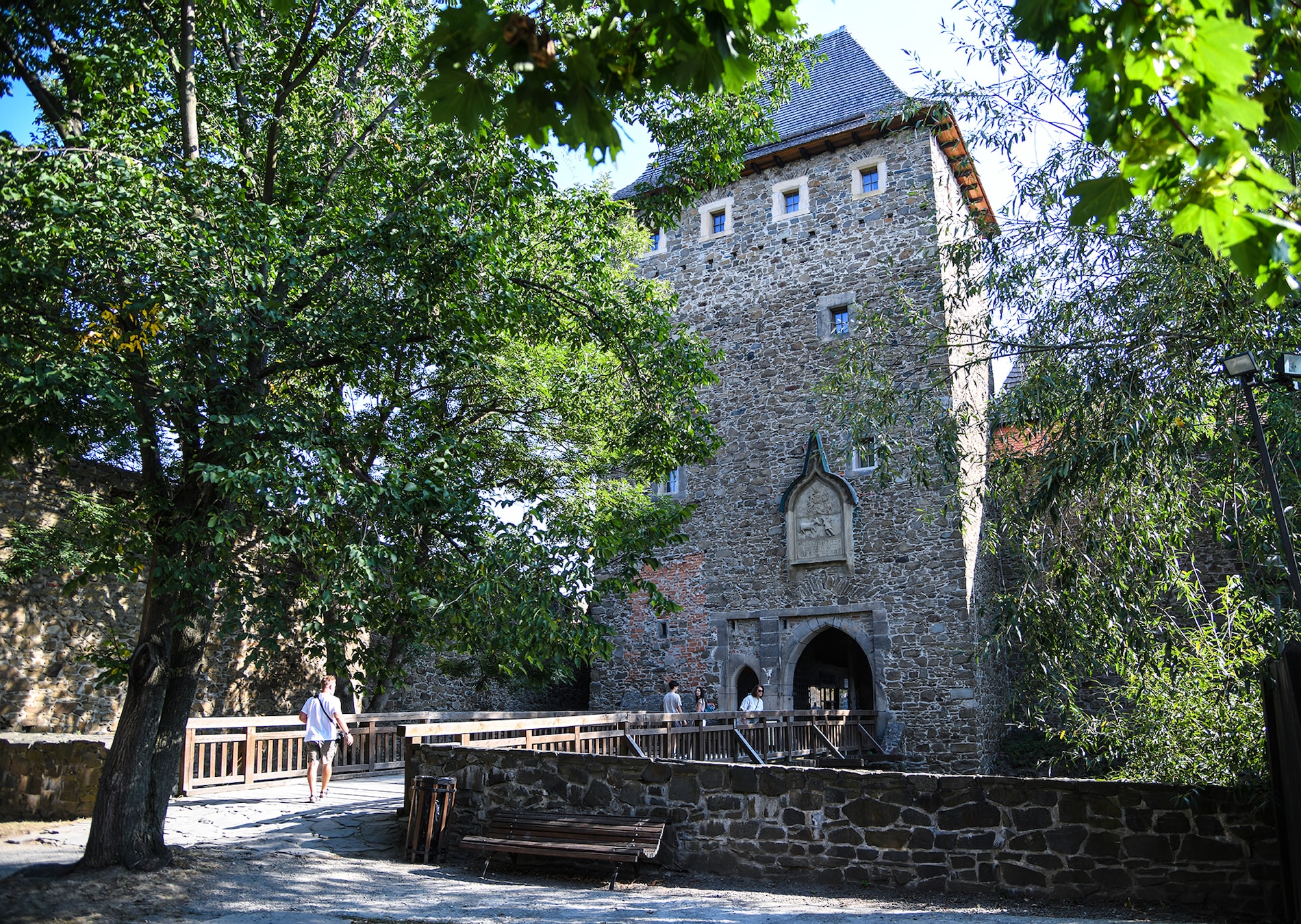 SEZONA JEŠTĚ NEKONČÍ. SPRÁVA HRADU ZVE V ZÁŘÍ NA DIVADELNÍ DEN, VSTUP ZDARMA ČI SRAZ HISTORICKÝCH VOZIDEL