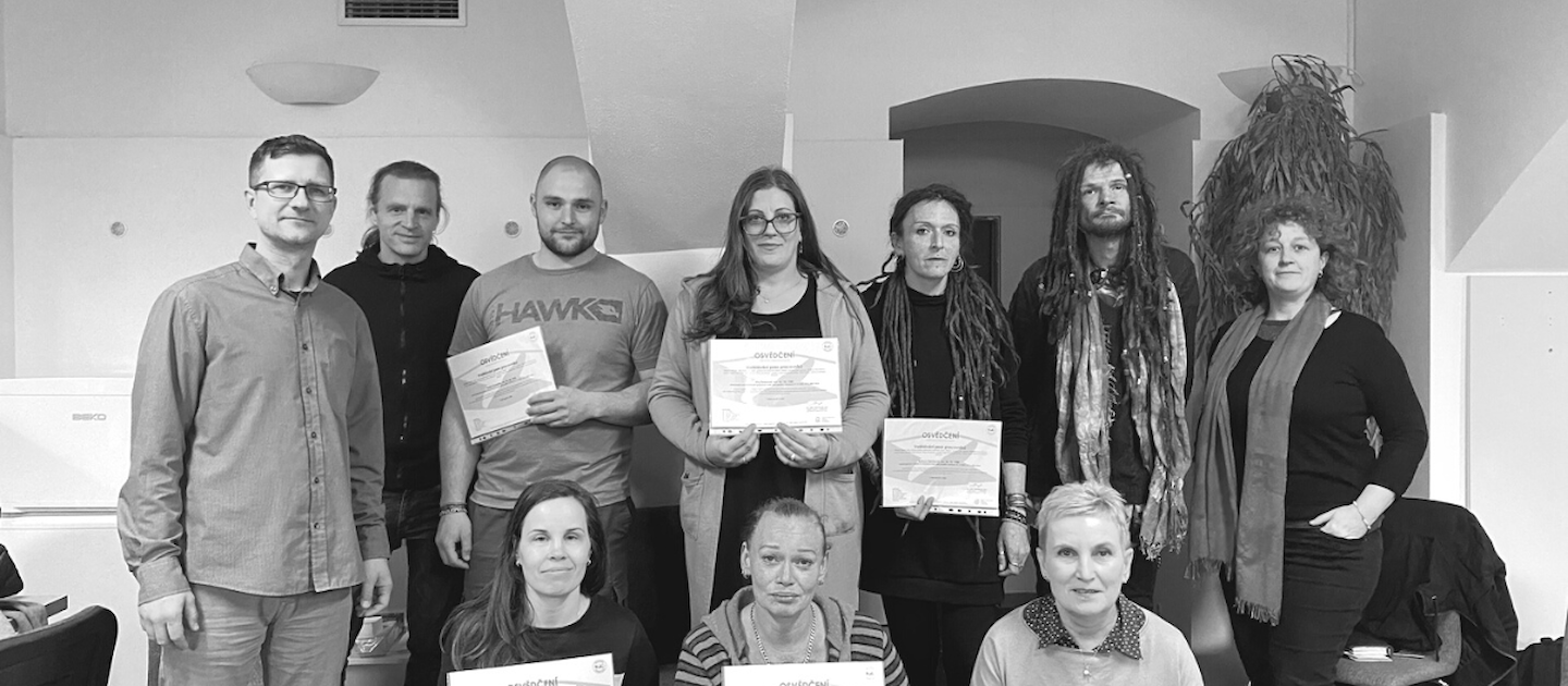 Etický hackathon i odborné semináře - Podané ruce pokračují v zapojování lidí s žitou zkušeností do adiktologických služeb