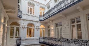 Návleky na zakázku, typizované návleky, panty a skoby - vše ve stejném stylu (Historická budova Bratislava ul. Gorkého SR)