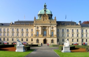 Okenní panty k zasekání a okenní návleky s atypickým ozdobným ukončením čepu (Strakova akademie – úřad vlády ČR, Praha)