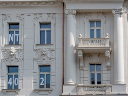Detail budovy zvenku
