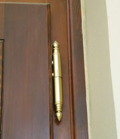 Detail závěsu a návleku na dveřích