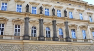 Seřiditelné okenní závěsy EXPERT 13,5 a návleky na zakázku (Gymnázium Botičská Praha)