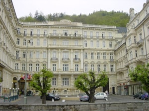 Dveřní závěs k zasekání s ozdobným ukončením (Grand hotel Pupp Karlovy Vary)