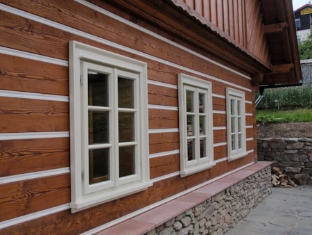 Detail oken zvenku