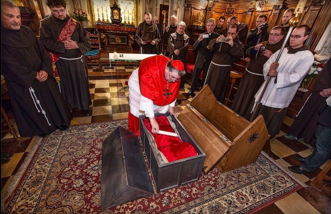 Relikviář v kostele P.Marie Sněžné Praha