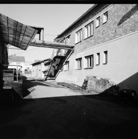 Vrátnice a část nové administrativní budovy, pohled ze dvora závodu (1977)