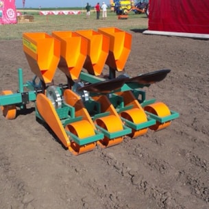 Sazeč česneku nesený