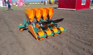 Sazeč česneku nesený