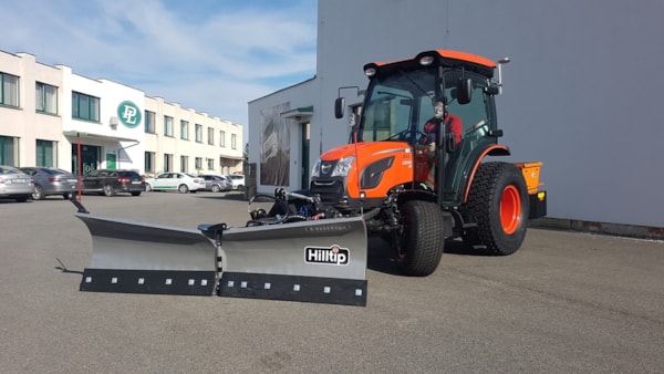 Traktor-Kioti-DK6020-CH-s-radlici-Hilltip-a-rozmetadlem-Eco-Tech