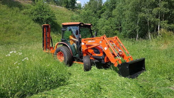 Traktor-Kioti-DK6020-HST-s-mulcovacem-Tierre-Mini-TCL-160.jpeg