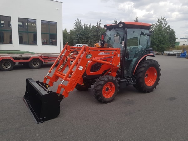 Traktor-Kioti-DK6020-s-celnim-nakladacem