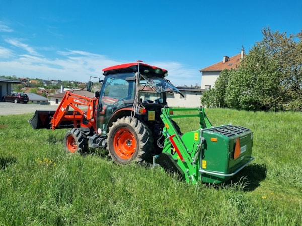 Traktor-Kioti-DK6020CH-a-mulcovac-se-sberem