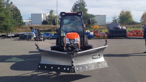 Traktor-Kioti-DK6020CH-s-pluhem-Hilltip-VTR2400