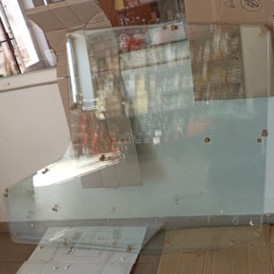 Sklo dveří Yanmar SA424 kabina Lochmann