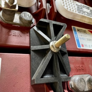 Šroub na připevnění baterií EZGO