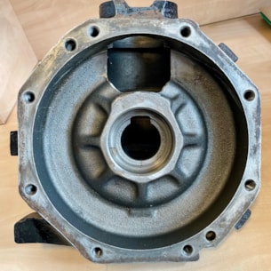 Skříň předního reduktoru Kubota GL220 pravá strana