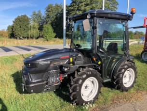 Traktor kolový AGT1060 s kabinou