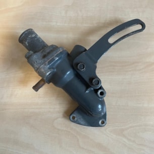 Těleso termostatu s termostatem Kubota D902 použité